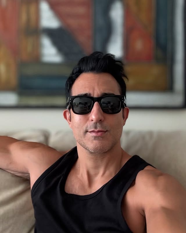 धुरंधर चित्रपटात रहमान डकैतची भूमिका करणाऱ्या अक्षय खन्नाची सगळीकडे चर्चा होत आहे. त्याने या चित्रपटात केलेली भूमिका पाहून सर्वजण त्याचे कौतुक करत आहेत. त्याने केलेल्या डान्सवर तर इन्स्टाग्रावर हजारोंनी रिल केल्या जात आहेत. सध्या आता अक्षय खन्नासोबतच त्याच्या भावाचीही सगळीडे चर्चा केली जात आहे.