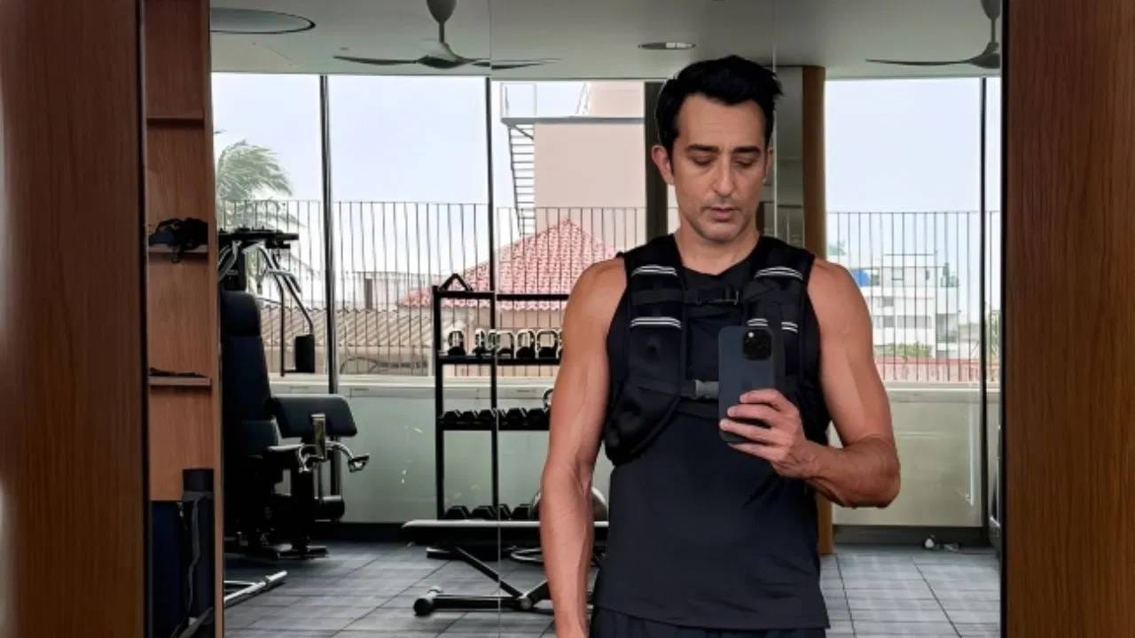 या चित्रपटामुळे राहुलला बेस्ट मेल डेब्यू अभिनेत्याचा पुरस्कार मिळाला. त्यानंतर राहुलने रणबीर कपूरची फिल्म वेक अप सिड मध्ये भूमिका साकारली. राहुलने टीव्हीवर वीजे म्हणून काम केलं. त्याने MTV एशियामध्ये 1994 ते 1998 पर्यंत काम केलं. त्यानंतर डिस्कवरी चॅनलवर सुद्धा होता.