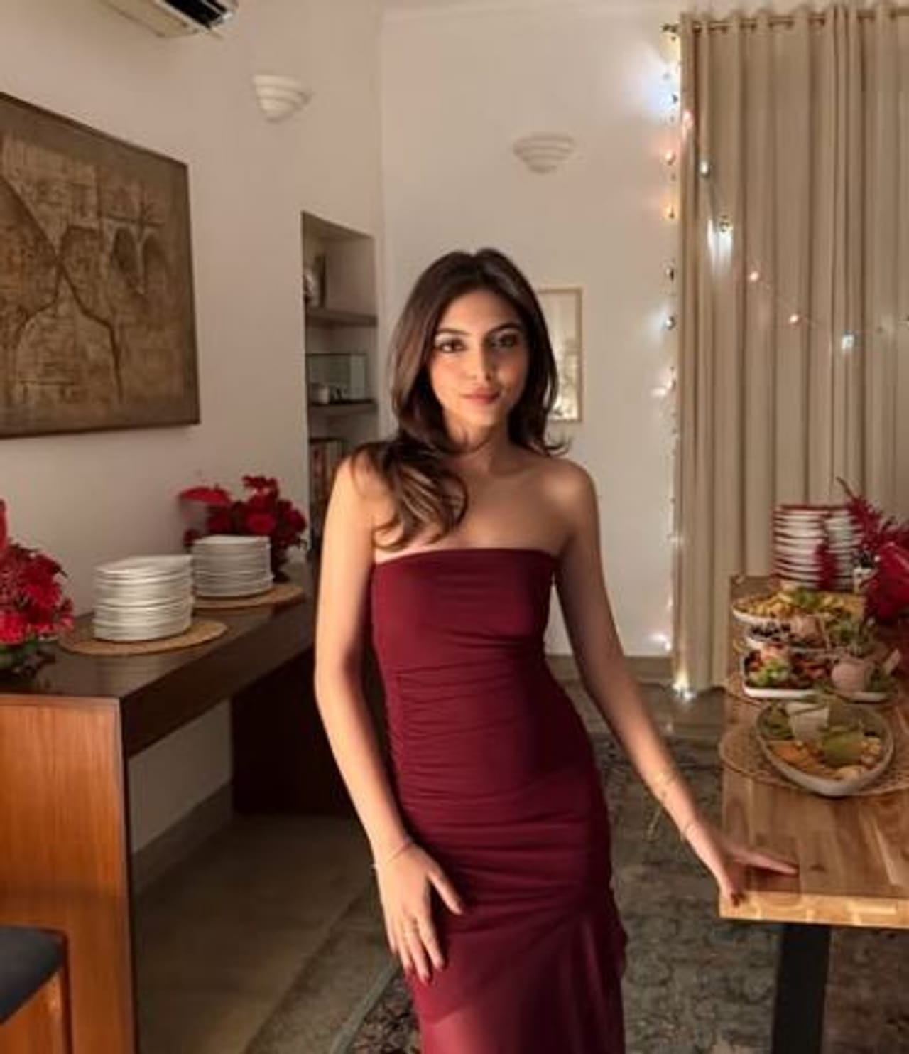 सध्या देशात गांधी-वाड्रा परिवार एका आगळ्यावेगळ्या कारणामुळे चर्चेत आहे.  या कुटुंबात लवकरच सनई-चौघडे वाजणार आहेत. मिळालेल्या माहितीनुसार प्रियांका गांधी यांचे पुत्र रेहान वाड्रा यांचे लग्न होणार आहे. प्रियांका गाधी यांच्ये सूनेचे नाव अवीवा बेग असे आहे. प्रियांका गांधी यांची सून होणार असल्याने अवीवा नेमकं काय करते? तिचे शिक्षण किती झालेले आहे, असे विचारले जातेय. 