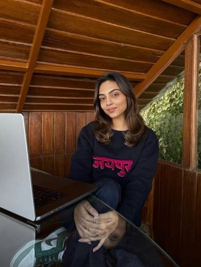 दिल्लीमधूनच तिने तिचे शिक्षण पूर्ण केलेले आहे. विशेष म्हणजे तिने पत्रकारिता आणि जनसंवाद विषयात पदवी मिळवलेली आहे. ती एक प्रोफेशनल फोटोग्राफर आहे. तिने काम केलेल्या फोटांना तसेच व्हिज्यूअल प्रोजेक्ट्सना जगभरात ओळख मिळालेी आहे. व्हिज्यूअल स्टोरीटेलिंगमध्ये तिला विशेष रस आहे. 