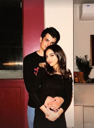 अवीवा नेमकी किती कोटींची मालकीण आहे? तिच्याकडे किती संपत्ती आहे? हे अद्याप समोर आलेली नाही. परंतु एका सधन कुटुंबातून येत असल्याने ती आर्थिक दृष्टीकोनातून स्थिरस्थावर असेल, असे सांगितले जात आहे. 