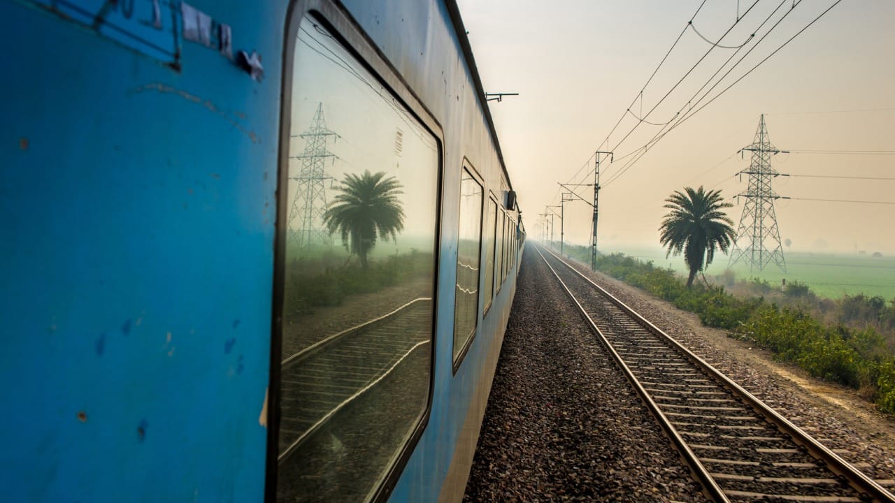 तांत्रिक आणि सुरक्षिततेच्या दृष्टिकोनातून इंजिनमध्ये पाण्याचा वापर किंवा सांडपाण्याची व्यवस्था करणे धोकादायक ठरू शकते, ज्यामुळे शॉर्ट सर्किटचा धोका वाढू शकतो. त्यामुळे इंजिनमध्ये शौचालय नसते.