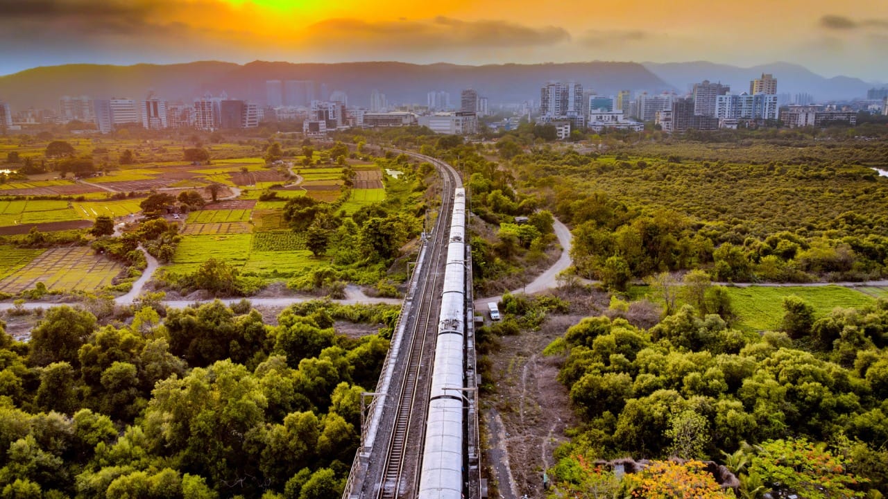 अनेक वर्षांपासून ही समस्या कायम आहे. अशा परिस्थितीत, लोको पायलट लांब पल्ल्याच्या प्रवासात नैसर्गिक गरजेच्या वेळी काय उपाययोजना करत असतील, असा प्रश्न अनेकांना पडलेला असतो. आज आपण याबद्दलची सविस्तर माहिती जाणून घेणार आहोत.