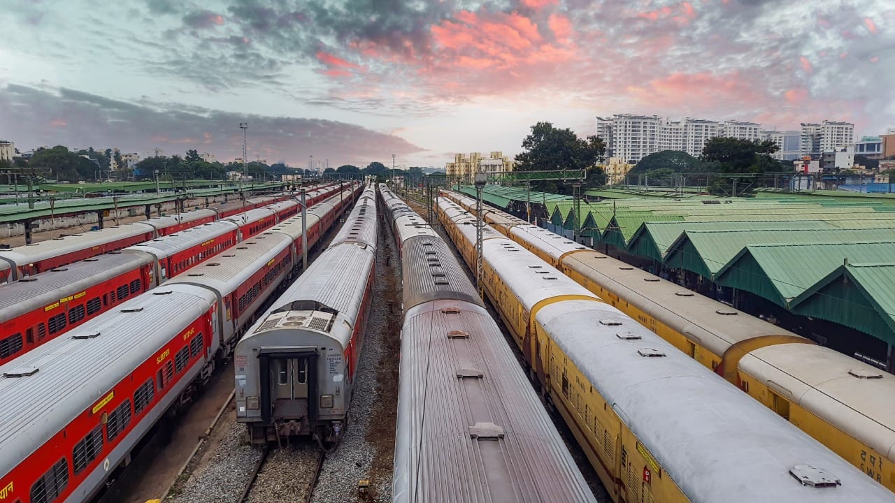 भारतीय रेल्वेच्या लाखो प्रवाशांना त्यांच्या डब्यांमध्ये शौचालयाची सोय उपलब्ध असते. पण तुम्हाला माहिती आहे का की ट्रेनच्या इंजिनमध्ये लोको पायलट आणि त्यांच्या सहकाऱ्यांसाठी शौचालय उपलब्ध नसते.