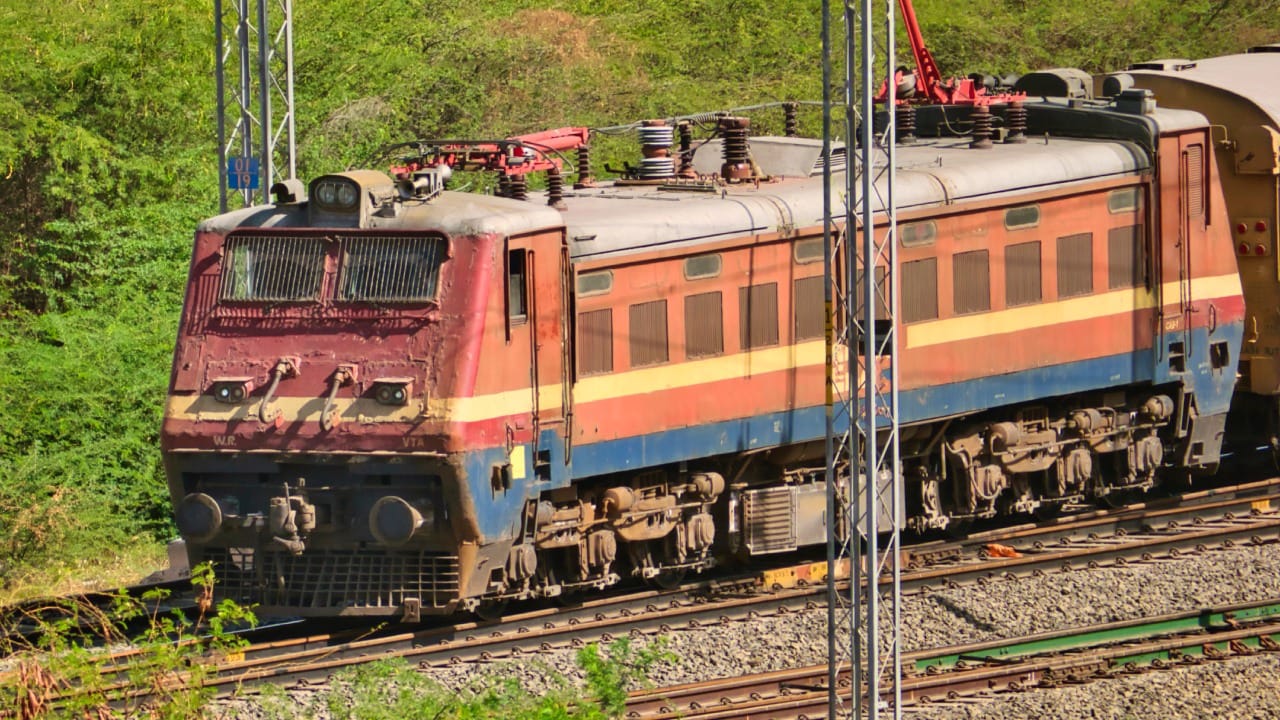 इंजिनमध्ये शौचालय नसले तरी लोको पायलटने प्रवासात आपली नैसर्गिक गरज पूर्ण करण्यासाठी रेल्वेने काही नियम आणि उपाययोजना निश्चित केल्या आहेत. बहुतांश लोको पायलट आपली ड्युटी सुरू करण्यापूर्वी स्टेशनवर स्वतःला फ्रेश करतात. जेणेकरुन प्रवास सुरु झाल्यानंतर किमान २-३ तास शौचालय वापरण्याची गरज भासणार नाही याची काळजी घेतात. हा रेल्वे प्रोटोकॉलचा एक भाग आहे.