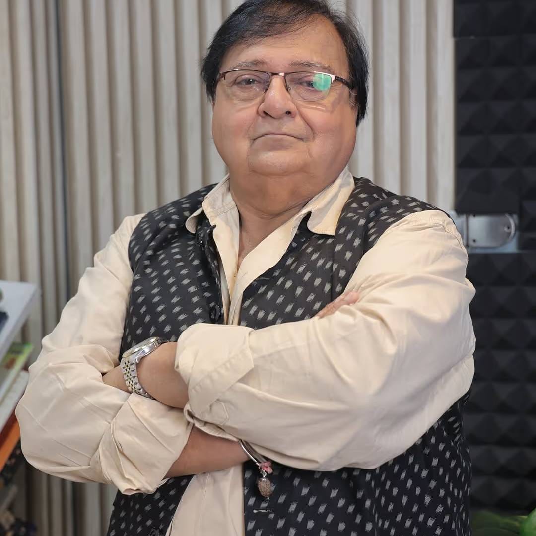 दोघे एकत्र पोझ देत असताना राकेश बेदी यांनी अभिनेत्रीच्या खांद्यावर हात ठेवला. राकेश यांनी ज्या पद्धतीने शुभांगीला पकडलेलं, त्यामुळे ती अस्वस्थ झाली. 