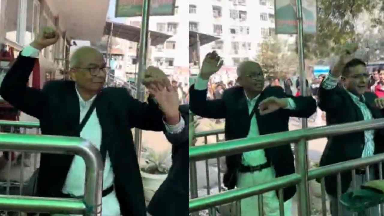 Rakesh Kishore Attacked : माजी सरन्यायाधीशांवर बूट भिरकावणाऱ्या राकेश किशोरला चपलेने मारहाण, व्हिडीओ तुफान व्हायरल! Rakesh Kishore Attacked : माजी सरन्यायाधीशांवर बूट भिरकावणाऱ्या राकेश किशोरला चपलेने मारहाण, व्हिडीओ तुफान व्हायरल!