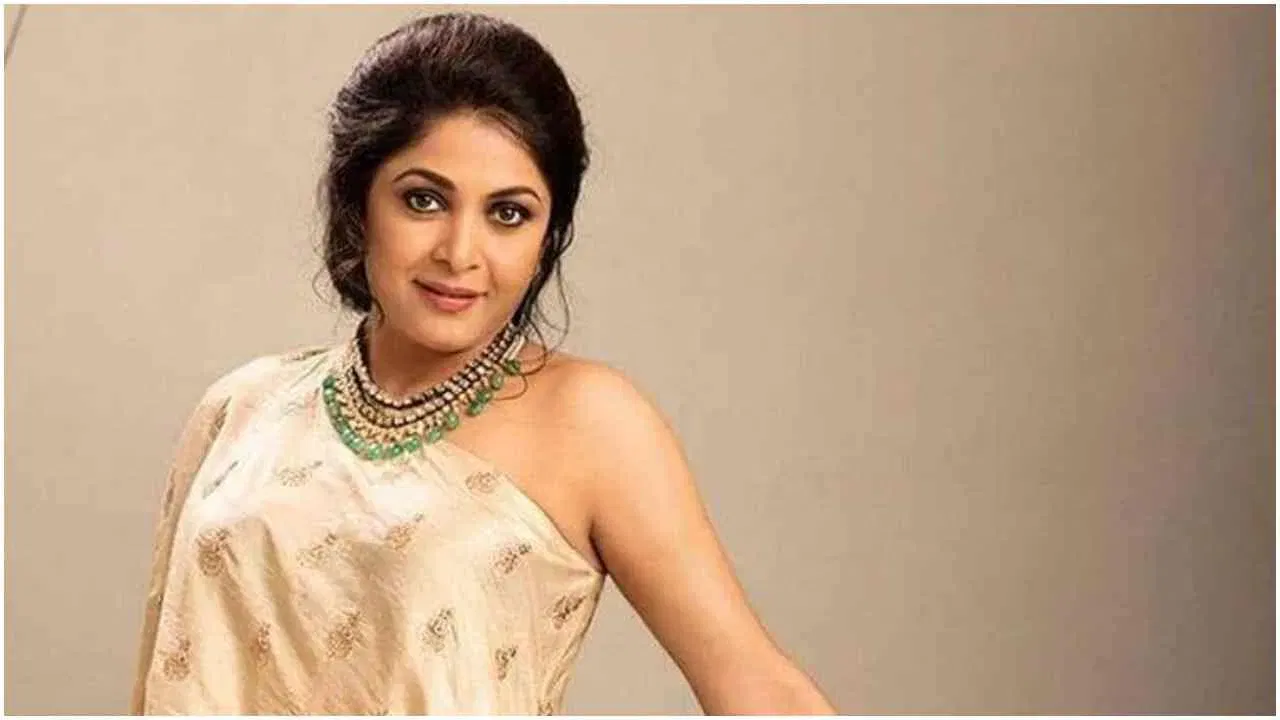 ही अभिनेत्री दुसरी कोणतीही नाही तर राम्या कृष्णन आहे... जी जेलर, बाहुबली आणि इतर चित्रपटांमध्ये तिच्या शानदार अभिनयासाठी चर्चेत राहिली आहे. तिने १९८४ मध्ये 'कांचू कागडा'ने तेलुगू सिनेमात पदार्पण केलं आणि स्क्रीनवर बहुमुखी प्रतिभा सिद्ध केली.