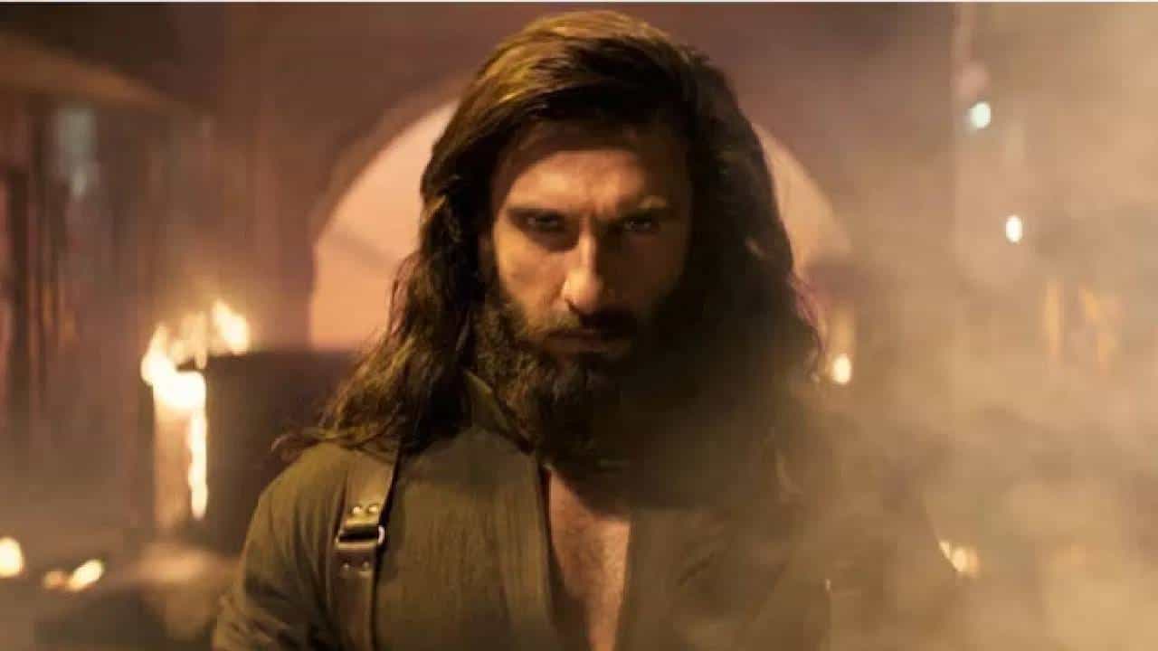 बॉलिवूडमध्ये एकापेक्षा एक जबरदस्त अभिनेते झाले. 80 च्या दशकात अनेक प्रतिभावान कलाकार बॉलिवूडमध्ये आले. यात काही कलाकार इंडस्ट्रीचा भाग आहेत. यात एक कलाकाराने धुरंधरमध्ये जबरदस्त काम केलय.