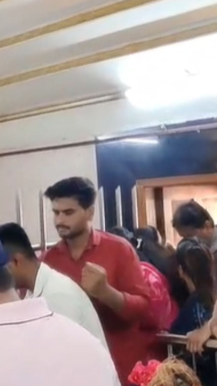 संकष्टी चतुर्थी निमित्त रांजणगावमध्ये गणपतीचं दर्शन घेण्यासाठी भाविकांची गर्दी