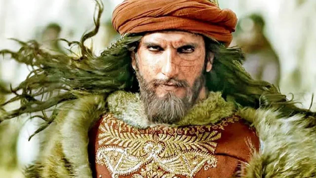 पद्मावत - दीपिका पदुकोण आणि शाहिद कपूर यांच्या चित्रपटात रणवीर सिंगने नकारात्मक भूमिका साकारली होती. त्याने अलाउद्दीन खिलजीची भूमिका केली होती. रणवीरचे ट्रान्सफॉर्मेशन, त्याचा स्वॅगर, त्याची संवाद डिलिव्हरी आणि त्याचा क्रूर स्वभाव हे सर्व हिट झाले. शाहिदपेक्षाही तो जास्त प्रभावी ठरल्याचं मत अनेकांनी व्यक्त केलं.