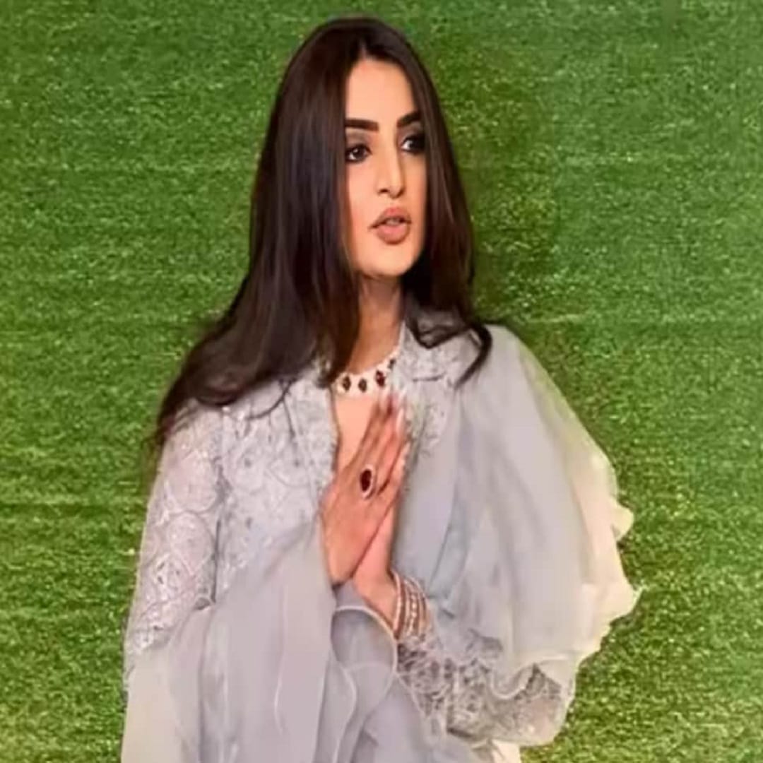  रितिका रणवीर आणि दीपिकाच्या नवजात मुलीला भेटण्यासाठी रुग्णालयात गेली होती, यावरून त्यांचे एकमेकांशी खूप जवळचे नाते असल्याचे दिसून येते. रितिका हिच्या सौंदर्यापुढे दीपिका देखील फेल आहे. 