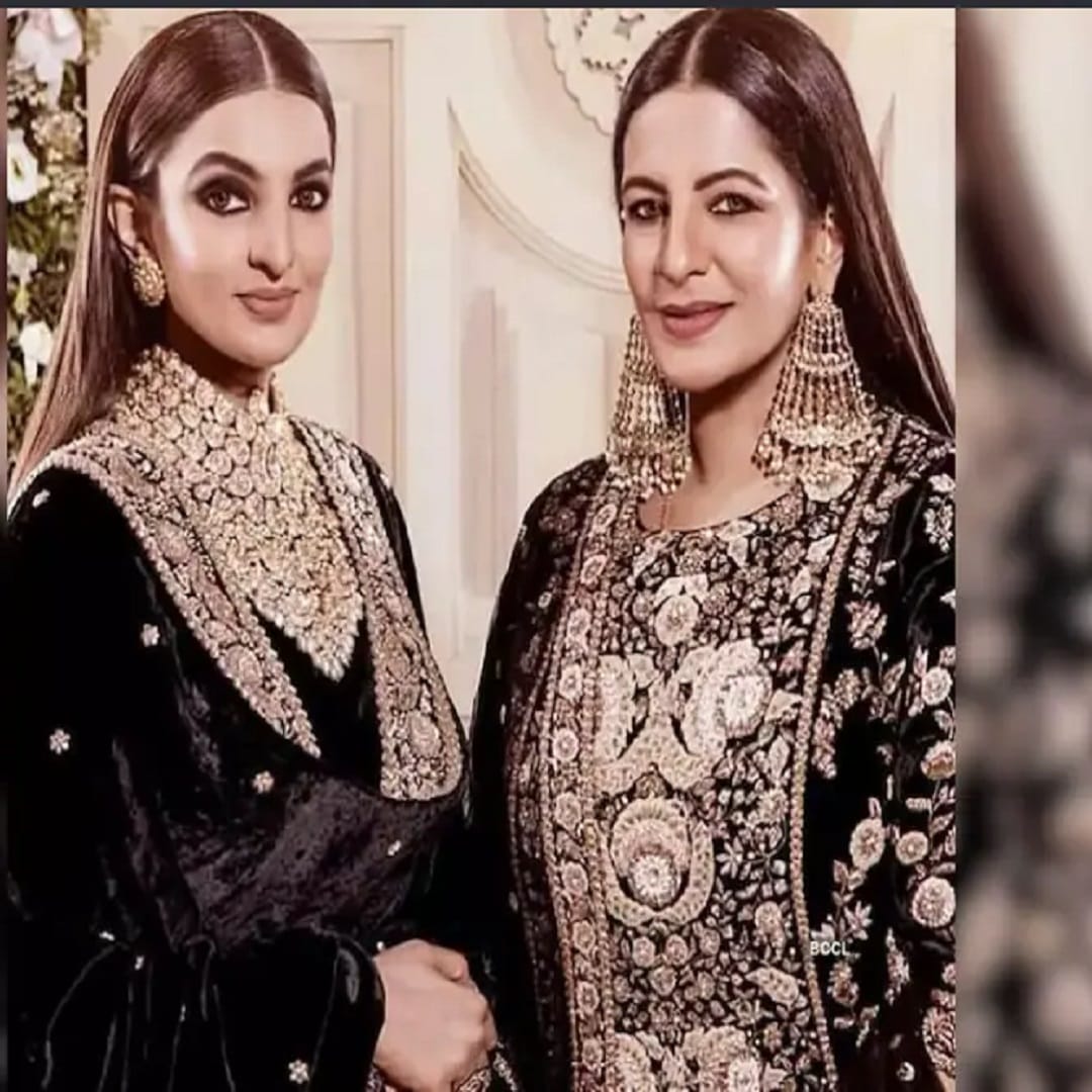 रितिका हिचं कुटुंब, रणवीर आणि तिची वहिनी, दीपिका पदुकोण यांच्याशी एक मजबूत नातं आहे. रितिका हिला कायम वेग-वेगळ्या कार्यक्रमांमध्ये स्पॉट केलं जातं... सोशल मीडियावर देखील तिचे फोटो व्हायरल होत असतातय