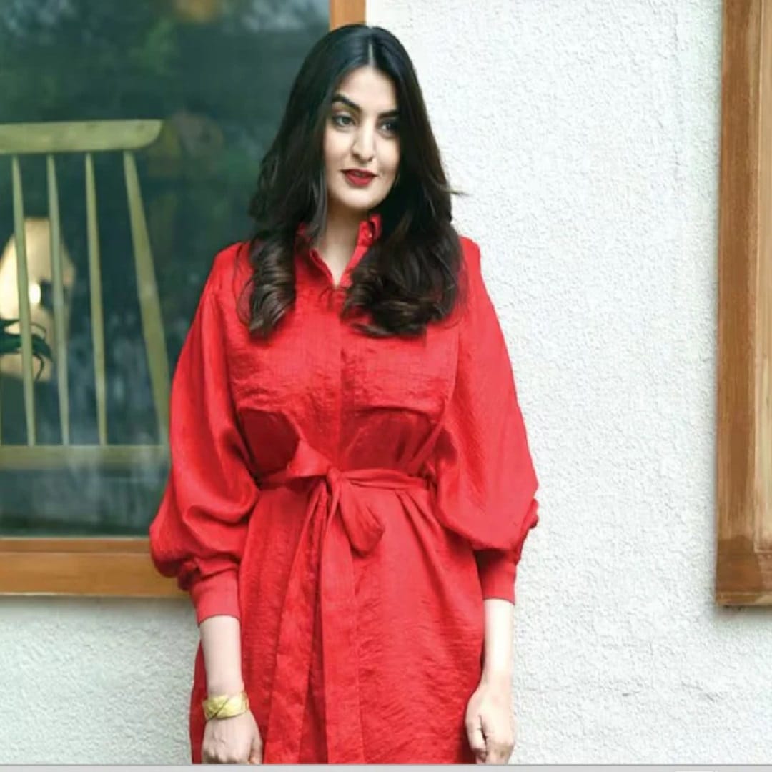 अनेकांना माहिती नाही की, रणवीर याला एक मोठी बहीण आहे... पण तिच्याबद्दल फार कोणाला काही माहिती नाही. रितिका भवनानी असं रणवीर याच्या मोठ्या बहिणीचं नावआ आहे... ती प्राणी प्रेमी आहे... रितिका देखील प्रचंड सुंदर दिसते. 