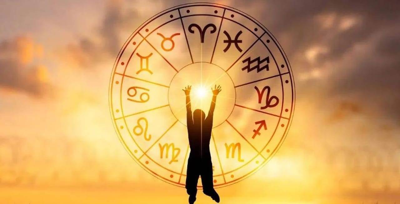 आता 2025 हे साल सरत आले आहे. सर्वांनाच 2026 सालाची प्रतीक्षा लागली आहे. येणारे नवे वर्ष नेमके कसे असेल? असा प्रश्न अनेकांना पडला आहे. मात्र आगामी वर्ष पाच राशींसाठी फारच लकी ठरण्याची शक्यता आहे. ज्योतिषशास्त्रानुसार 2026 सालात एकूण पाच राशींचे नशीब फळफळणार आहे. या राशी कोणत्या आहेत, ते जाणून घेऊ या...