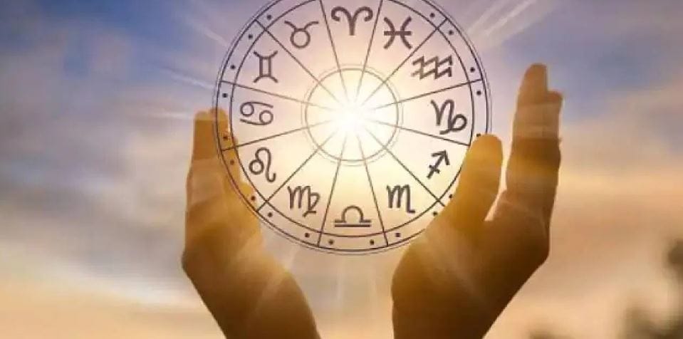 ज्योतिषशास्त्रानुसार 2026 हे साल मेष राशीसाठी फारच लकी असणार आहे. या राशीच्या लोकांना नोकरीत प्रमोशन मिळण्याची शक्यता आहे. तसेच कामावर परदेशी प्रोजेक्टवर काम करण्याचीही संधी मिळू शकते. लग्न होण्याचा योगही या वर्षात जुळून येऊ शकतो. सोबतच व्यवसायात नवा भागिदार मिळू शकतो. मेष राशीचे नशीब 2026 सालात चांगलेच चमकू शकते.