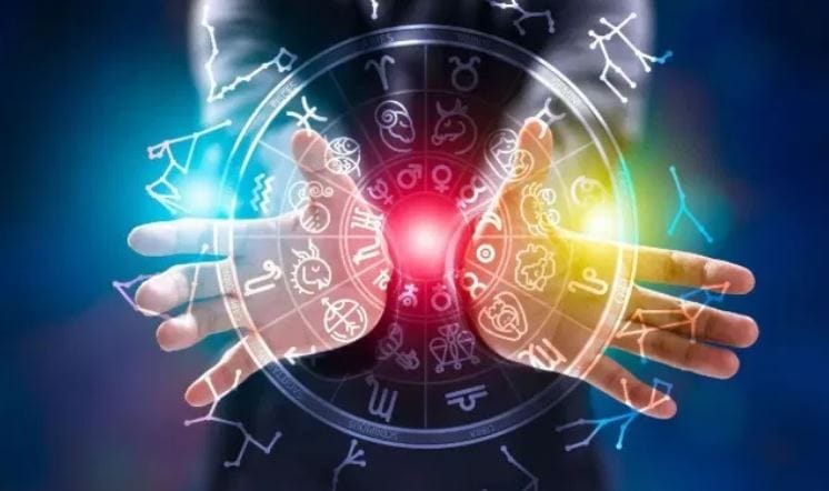 कन्या राशीच्या लोकांना 2026 हे साल फारच चांगले ठरण्याची शक्यता आहे. कामाच्या ठिकाणी तुमचे तोंडभरून कौतुक होण्याची शक्यता आहे. तेसच शिक्षणासाठी तुम्हाला शिष्यवृत्ती मिळू शकते. परदेशात जाण्याचा योग जुळून येऊ शकतो. करिअरमध्ये उत्तरोत्तर प्रगती करण्याची संधी मिळू शकतके. त्यामुळे 2026 हे साल कन्या राशीच्या लोकांसाठी फार लकी ठरण्याची शक्यता आहे.