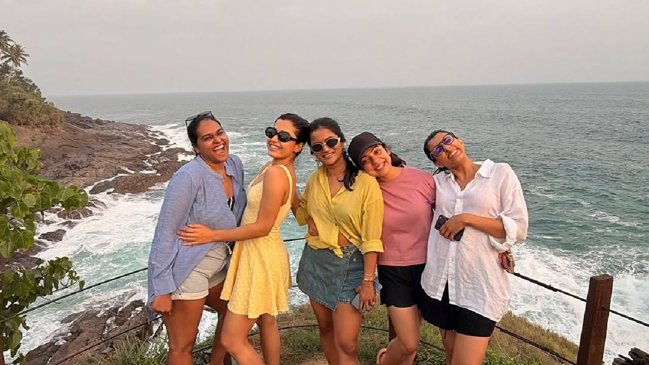 रश्मिका आणि तिच्या मैत्रिणींच्या या ट्रिपचे फोटो पाहून ती लग्नाआधीच्या 'स्पिन्स्टर पार्टी'ला गेल्याचं जाणवतंय. रश्मिका आणि विजय फेब्रुवारी 2026 मध्ये लग्न करणार आहेत. त्याआधी ती मैत्रिणींसोबत निवांत वेळ घालवताना दिसतेय. 
