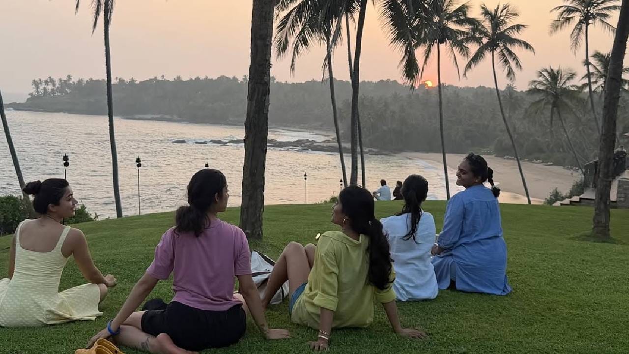 मैत्रिणींबद्दल तिने पुढे म्हटलंय, 'गर्ल्स ट्रिप- कितीही छोटी असली तरी सर्वांत चांगली असते. माझ्या मैत्रिणी सर्वांत चांगल्या आहेत. काही या फोटोमध्ये नाहीत, त्यासुद्धा खूप चांगल्या आहेत.'