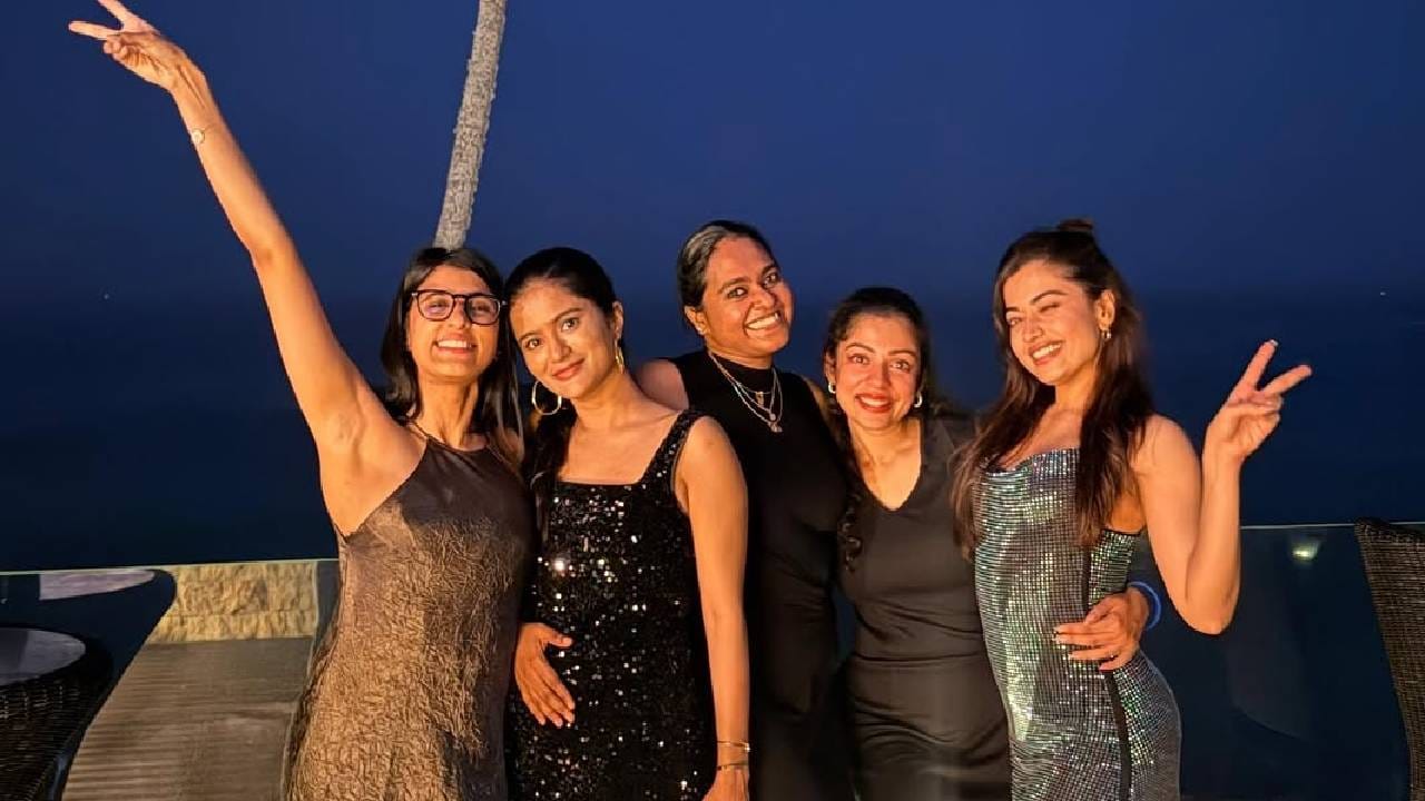 या फोटोंच्या कॅप्शनमध्ये रश्मिकाने लिहिलं, 'मला नुकतीच दोन दिवसांची सुट्टी मिळाली. या दोन दिवसांत मी माझ्या मैत्रिणींसोबत मनसोक्त फिरले. आम्ही श्रीलंकेतील अत्यंत सुंदर ठिकाणी फिरायला गेलो होतो.'
