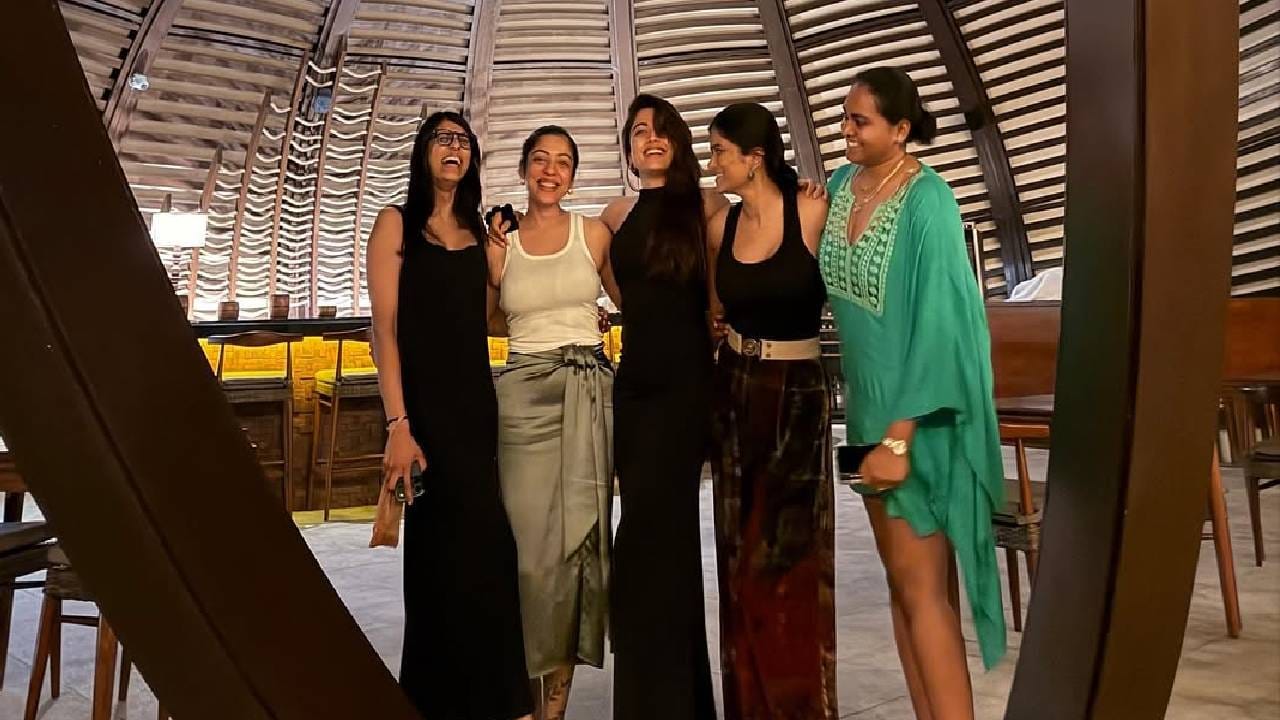 दाक्षिणात्य चित्रपटसृष्टी आणि बॉलिवूडमध्ये आपलं नाणं खणखणीत वाजवणारी अभिनेत्री रश्मिका मंदाना सध्या तिच्या खासगी आयुष्यामुळे चर्चेत आहे. रश्मिका लवकरच अभिनेता विजय देवरकोंडाशी लग्न करणार आहे. लग्नाआधी ती तिच्या मैत्रिणींसोबत फिरायला गेली आहे. 
