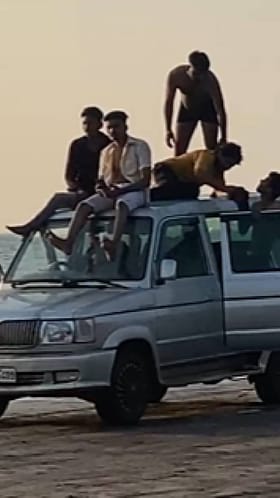 मुरुड समुद्रकिनारी स्टंटबाजी, तरुणांचा धुमाकूळ