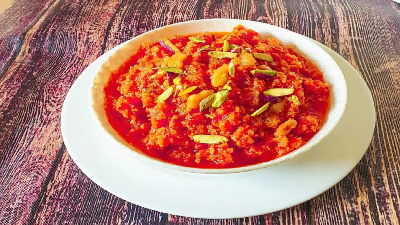 गाजर हलवा बनवताना दूध ऐवजी मावा वापरल्यास चव अजून छान लागेल.गाजर लाल आणि गोड असतील तर हलवा अधिक चविष्ट होतो. त्यामुळे बाजारातून गाजर खरेदी करताना लाल गाजर पाहून घ्या...