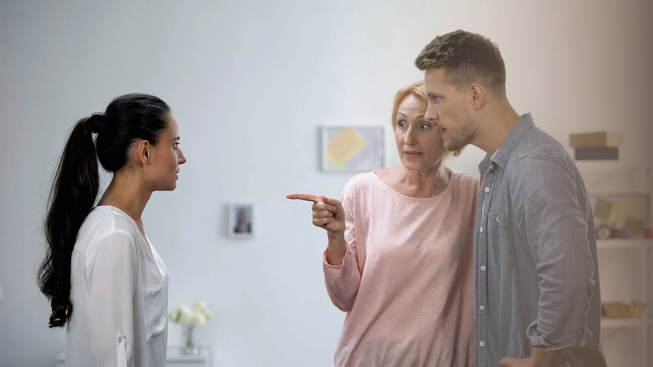 सासू-सूनेच्या नात्यात रोज टोमणे मारले जाणे किंवा नवऱ्याकडून साथ न मिळणे असे प्रश्न अनेक सुनांना पडतात. पण अशा वेळी भांडणाऐवजी समजूतदारपणे वागून सर्वांच्या मनात स्थान मिळवता येते!