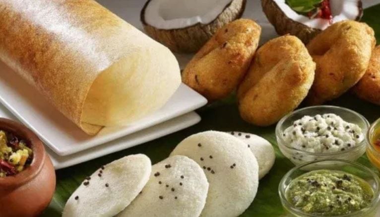 परंतु अशा महागड्या रेस्टॉरंट्समध्ये जेवणाच्या प्लेटमध्ये अन्न खूपच कमी असते. यामागे अनेक कारणं आहेत. सर्वात पहिलं कारण म्हणजे अशा महागड्या रेस्टॉरंट्समध्ये एखाद्या पदार्थाला पूर्ण आस्वाद घेऊन खावे, असे अपेक्षित असते.