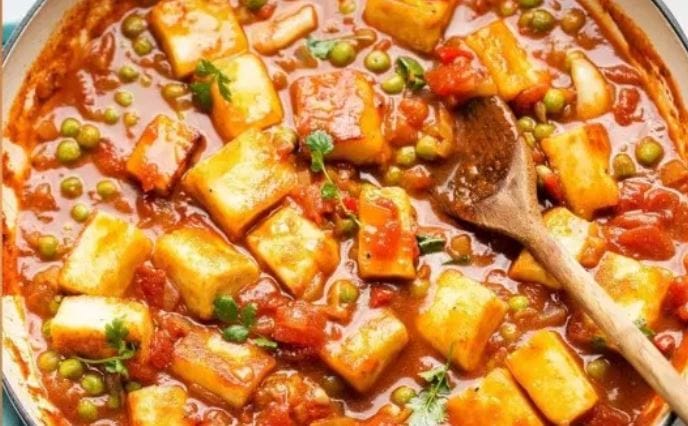  त्यामुळेच ग्राहकाे प्रत्येक पदार्थाची चव चाखावी, ध्यानपूर्वक खावे म्हणूनच प्लेटमध्ये कमी अन्नपदार्थ ठेवलेले असतात. महागड्या रेस्टॉरंट्समध्ये एका वेळी एकच डिश समोर ठेवली जाते.