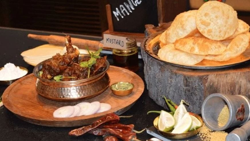  अशा महागड्या रेस्टॉरंटमध्ये एका वेळी सात ते आठ चविष्ट खाद्यपदार्थ दिले जातात. या सर्व खाद्यपदार्थांचा आस्वाद घेता यावा म्हणूनच महागड्या रेस्टॉरंट्समध्ये प्लेटवर कमी जेवण ठेवलेलं असतं. 