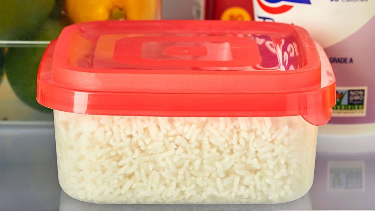 फ्रीजमध्ये ठेवलेला भात खाल्ल्यामुळे खरचं विषबाधा होते का?