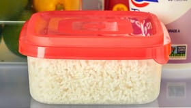 फ्रीजमध्ये ठेवलेला भात खाल्ल्यामुळे खरचं विषबाधा होते का?.