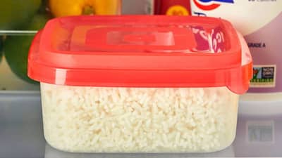 फ्रीजमध्ये ठेवलेला भात खाल्ल्यामुळे खरचं विषबाधा होते का?