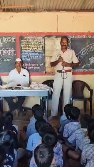 पुण्याच्या भोर तालुक्यात विद्यार्थ्यांना बिबट्याविषयी मार्गदर्शन