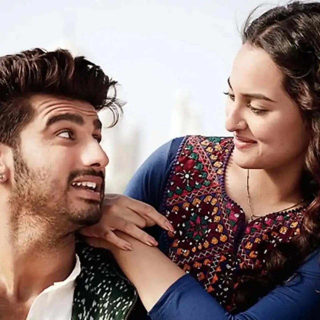 अभिनेत्री सोनाक्षी सिन्हा आणि अर्जुन कपूर यांच्यातील अफेअरच्या चर्चा समोर आल्या तेव्हा सर्वांनाच धक्का बसला. रिपोर्ट्सनुसार, "तेवर" सिनेमाच्या चित्रीकरणादरम्यान हे दोन्ही स्टार जवळ आलं. पण दोघांनी कधीच सर्वांसमोर नात्याची कबुली दिली नाही.