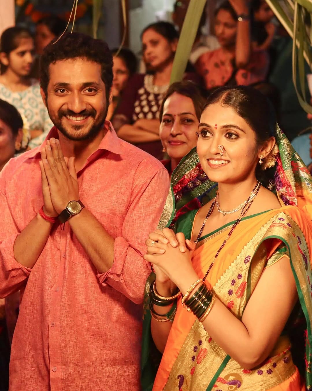 पिवळी काठपदराची साडी... लाल टिकली... मंगळसूत्र आणि हिरव्या बांगड्या घालून रिंकू हिने हटके फोटो शूट केलं आहे. रिंकू हिच्या 'आशा' सिनेमातील हा लूक आहे. फोटो पोस्ट करत रिंकू हिने मालती & निलेश –आशा... असं कॅप्शन लिहिलं आहे. 