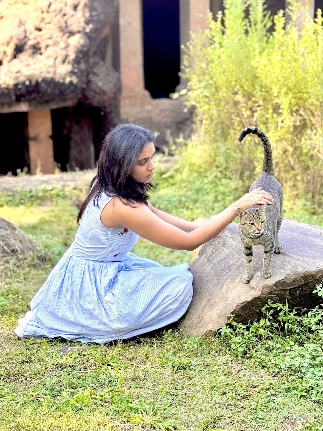 'सैराट' फेम अभिनेत्री रिंकू राजगुरु कायम कोणत्या न कोणत्या कारणामुळे चर्चेत असते. आता देखील अभिनेत्री तिच्या साध्या लूकमुळे चर्चेत आली आहे. सध्या सर्वत्र रिंकू हिच्या फोटोंची चर्चा रंगली आहे. 