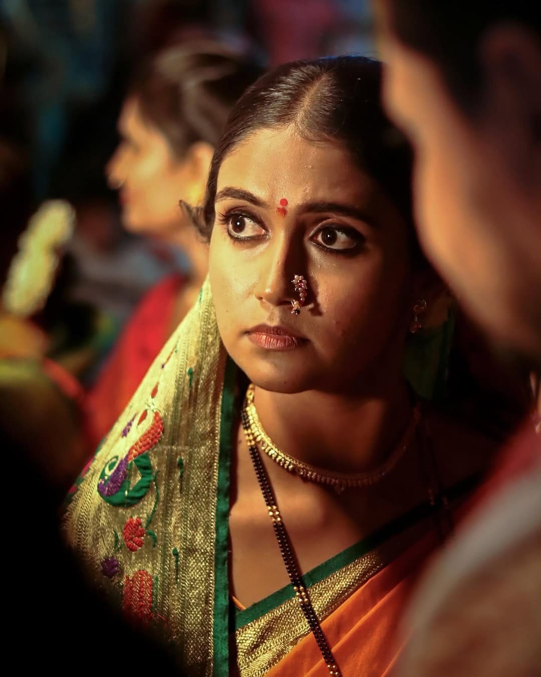 सध्या रिंकू हिचे काही फोटो सोशल मीडियावर तुफान व्हायरल होत आहेत. ज्यामध्ये रिंकू एक विवाहितेच्या भूमिकेत दिसत आहे. चाहत्यांना देखील रिंकूचा लूक आवडला आहे...  