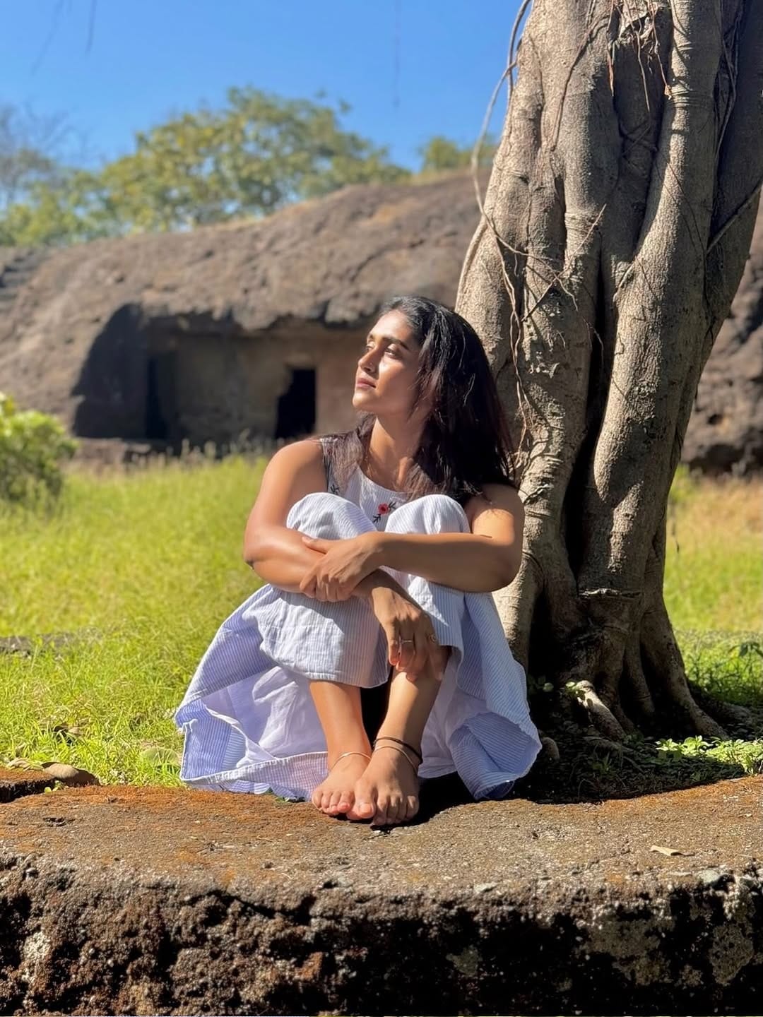 चाहत्यांना देखील अभिनेत्रीचा लूक आवडला आहे. निसर्गाच्या सानिध्यात वेळ घालवताना रिंकू हिने फोटो पोस्ट केले आहेत. रिंकू कायम वेगवेगळ्या लूकमध्ये चाहत्यांनी फॅशन गोल्स देत असते.