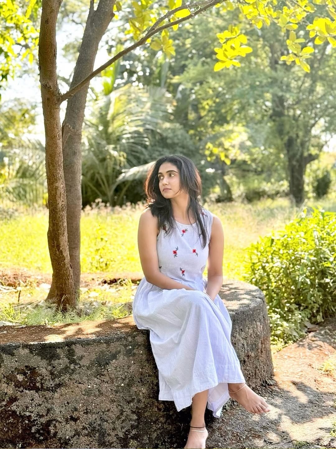 आता देखील साध्या लूकमध्ये फोटो पोस्ट करत रिंकू हिने Smile…Hope….and Gratitude असं कॅप्शन दिलं आहे. सध्या सोशल मीडियावर रिंकू हिचे फोटो तुफान व्हायरल होत आहेत. चाहते अभिनेत्रीच्या लूकचं कौतुक देखील करत आहेत.