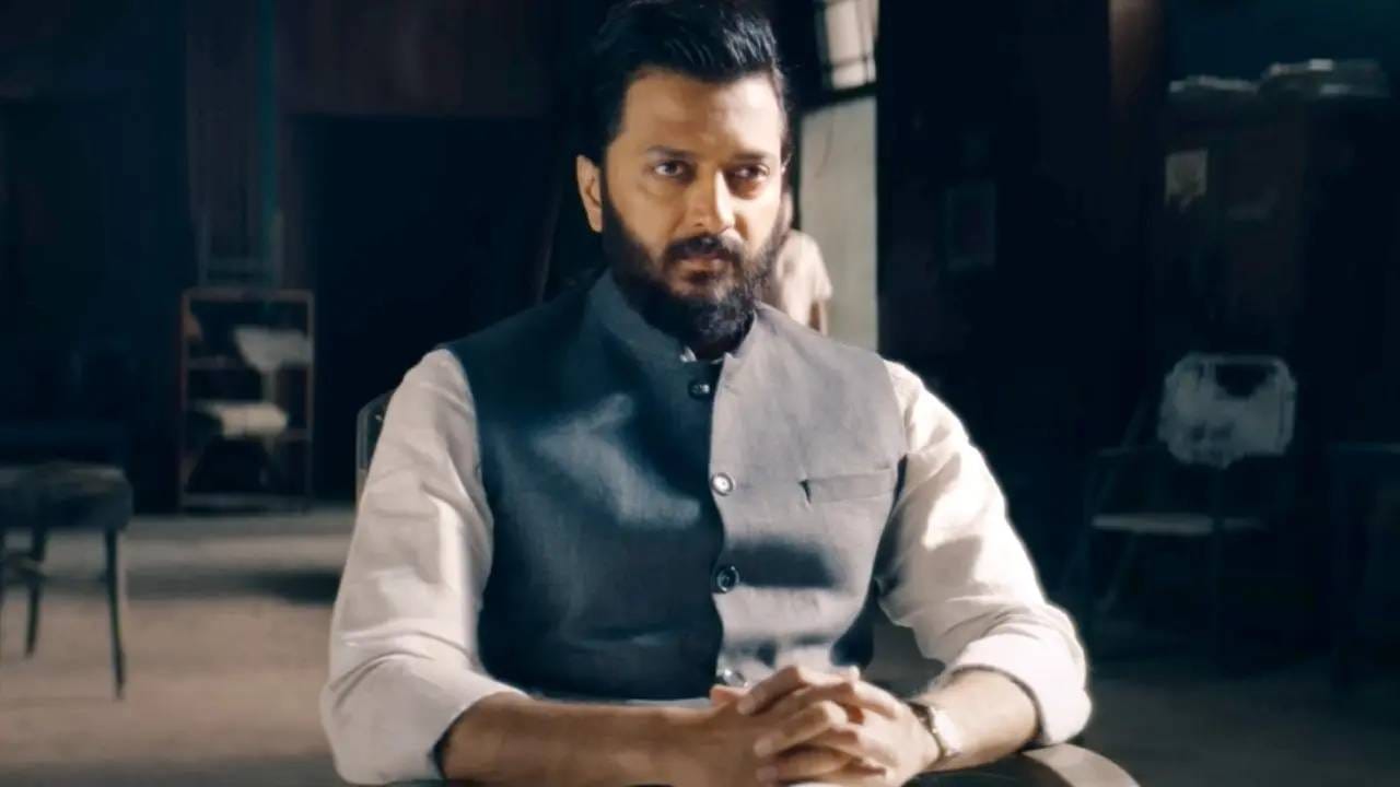 रितेश देशमुख - रितेश देशमुखने 'रेड २' या चित्रपटात निगेटीव्ह भूमिका केली. खरंतर त्याने यापूर्वी अनेक चित्रपटांमध्ये ग्रे शेड असलेल्या भूमिका केल्या आहेत. पण 'रेड २' मध्ये त्याने थेट अजय देवगणला क्कर दिली, इंटरनेटवर त्याच्याच कामाची चर्चा होती.