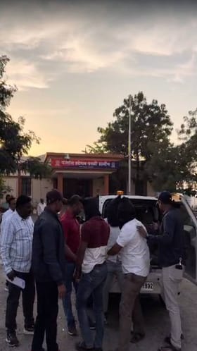 परळीजवळ डोळ्यात मिरचीची पूड टाकून जबरी चोरी करणारी टोळी जेरबंद