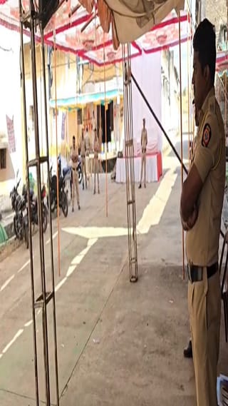 स्ट्रॉंग रूम परिसरात कोणीही अनोळखी व्यक्ती येणार नाही यासाठी खबरदारी