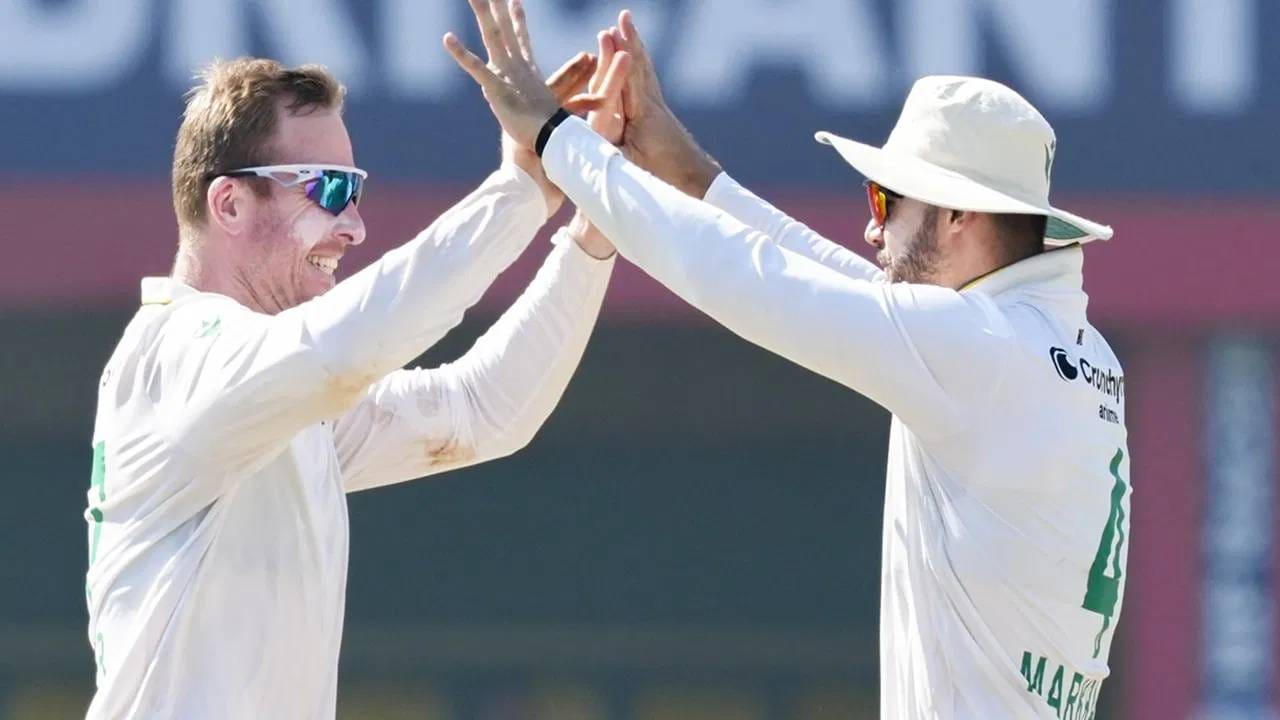 सायमन हार्मरने भारताविरुद्ध दक्षिण आफ्रिकेच्या ऐतिहासिक कसोटी विजयात महत्वाची भूमिका बजावली होती. त्याने दोन टेस्ट मॅचमध्ये मिळून एकूण 17 विकेट काढले होते. त्या बळावर दक्षिण आफ्रिकेने 2-0 ने टेस्ट सीरीज जिंकली. (PC-PTI)