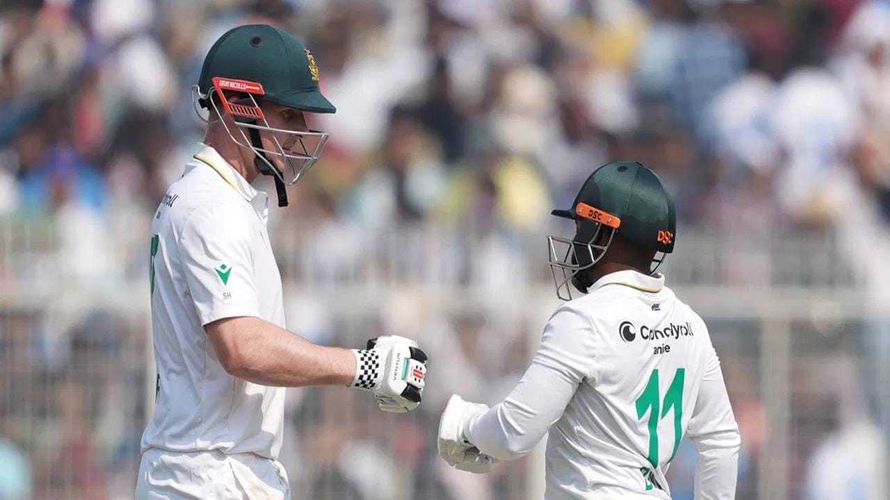 सायमन हार्मर दक्षिण आफ्रिकेच्या दिग्गज फर्स्ट क्लास क्रिकेटरपैकी एक आहे. या ऑफ स्पिनरने 237 फर्स्ट क्लास सामन्यात 1020 विकेट घेतल्या आहेत. 59 वेळा त्याने एका डावात पाच विकेट घेण्याचा कारनामा केला आहे. 14 वेळा हार्मरने 10 विकेट घेतले आहेत. (PC-PTI)