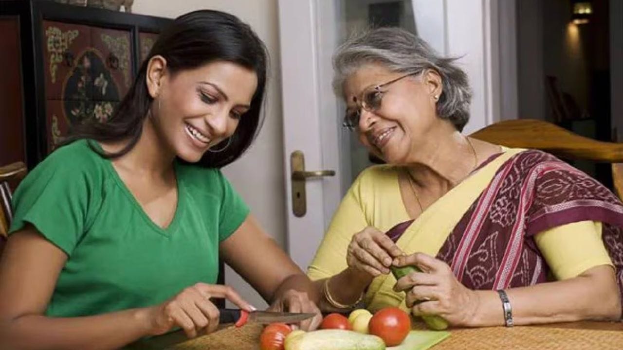 घरकामात स्वतःहून मदत करा आणि जबाबदारी घ्या. न विचारता कामे उरकल्याने सासूला हे समजेल की तुम्ही हे घर स्वतःचे मानता. हळूहळू त्यांचा तुमच्याकडे पाहण्याचा दृष्टिकोन सकारात्मक होईल. प्रेम, समजूतदारपणा आणि वेळेच्या मदतीने प्रत्येकाच्या हृदयात स्थान मिळवणे सोपे आहे.