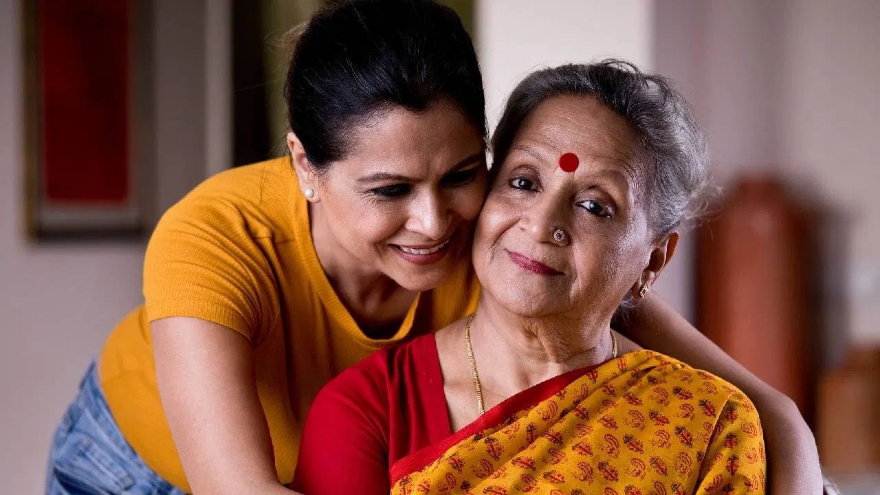 त्यांच्या आवडी-निवडी जाणून घ्या आणि त्यानुसार वागा. उदाहरणार्थ, त्यांना चहा आवडत असेल तर वेळेवर बनवून द्या. अशा छोट्या गोष्टींमुळे त्यांचे मन तुमच्याकडे वळेल आणि तुम्ही घराच्या सुखात त्यांचे योगदान मान्य करता हे त्यांना जाणवेल.