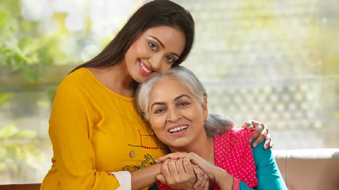 नेहमी सकारात्मक राहा आणि संयम ठेवा. नाती एका रात्रीत बदलत नाहीत. प्रेम, समजूत आणि वेळ यांच्या जोरावर प्रत्येकाच्या हृदयात तुमचे स्थान नक्की मिळेल. या छोट्या टिप्सने सासू-सूनेचे नाते अधिक मजबूत आणि आनंदी बनवा!