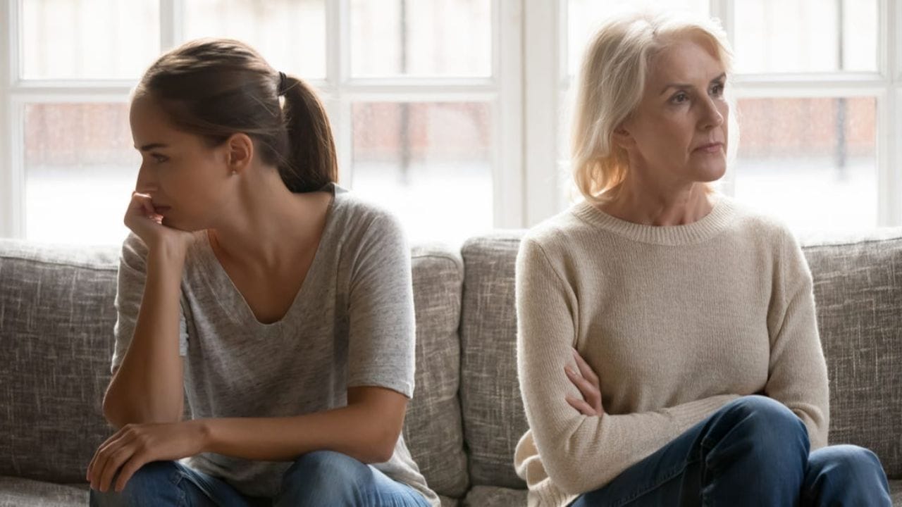 सासूला प्रतिस्पर्धी नव्हे, कुटुंबातील महत्त्वाचा सदस्य मानून वागा. त्यांना आदर आणि प्रेम द्या. टोमण्यांना हसून सोडून द्या किंवा उत्तर देण्याऐवजी शांत राहा. यामुळे घरातील वातावरण आनंदी राहील. नेहमी सकारात्मक दृष्टिकोन आणि संयम ठेवा. नाती एका रात्रीत बदलत नाहीत.